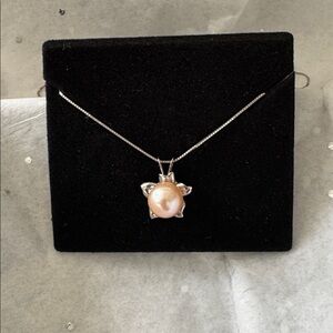 Beautiful 7mm Pearl in a 10k Gold Pendant and 16in necklace.